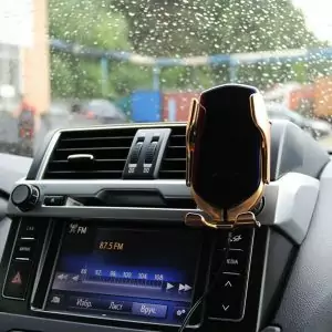 Фото инновационного держателя для телефона в авто в действии